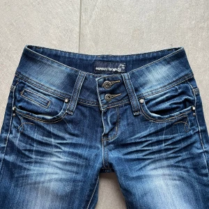 Lågmidjade jeans  - Sjukt snygga lågmidjade jeans❣️ midjemått: ca 36 cm rakt över, innerbenslängd: ca 70cm❣️ pris kan diskuteras vid snabb affär, använd gärna köp nu funktionen