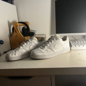 Nike skor - Säljer dessa Nike skor för de är för små. Klas kvalite, det ligger ej något inuti skorna på bilderna. Inga skador eller färg på skorna. Nypris: 1099 kr  | Mitt pris: 199 kr