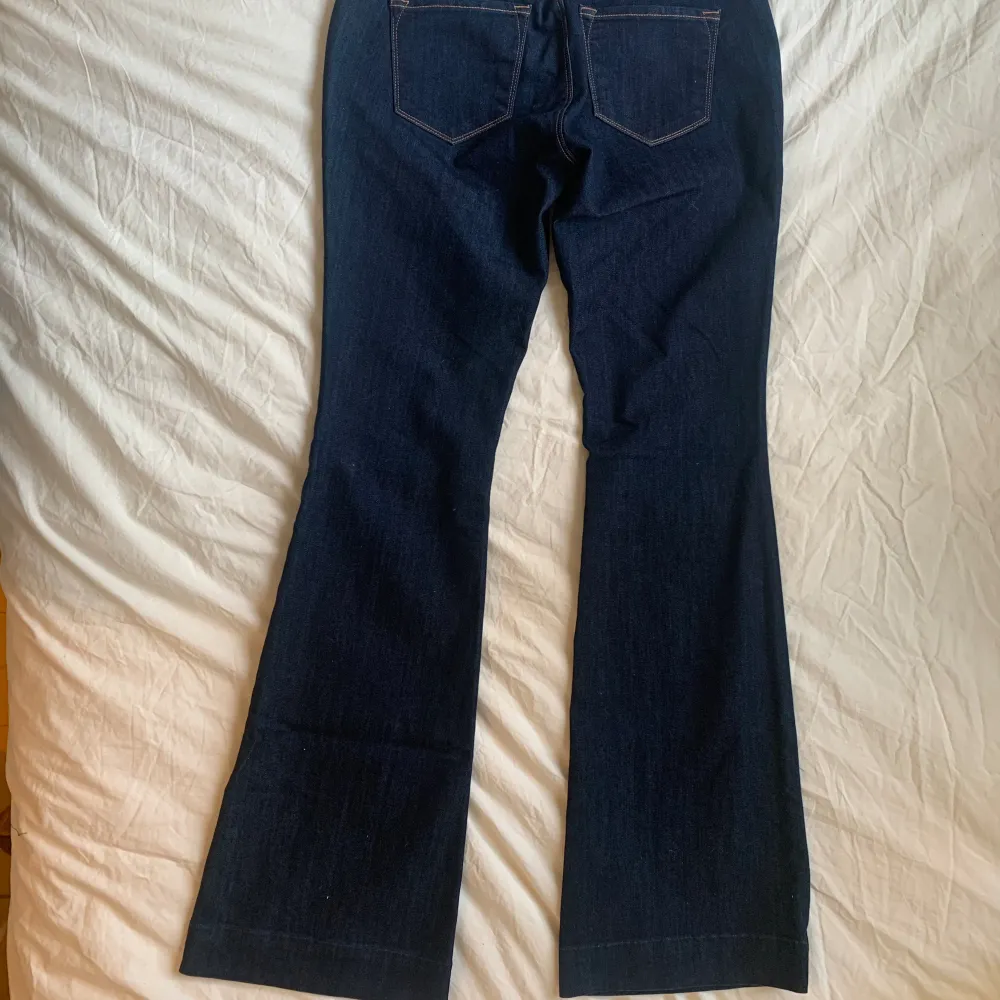 Skit snygga mörkblåa Lågmidjade jeans med prislapparna kvar.  Innerbenslängd: 84cm Midjemått runt hela: 80cm Hör av er om ni vill ha fler bilder. Jeans & Byxor.