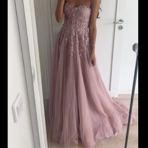 Rosa festklänning 💗 - Rosa festklänning i storlek 34. Använd 1 gång. 