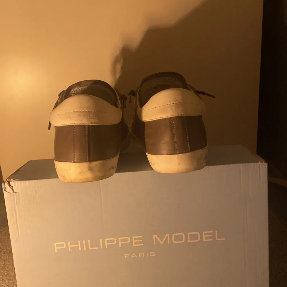 Säljer dessa feta Philippe model skorna för att dom är försmå det är väldigt bra skick på dem dom har Använts typ 5 gånger skriv till mig i dm för funderingar . Skor.