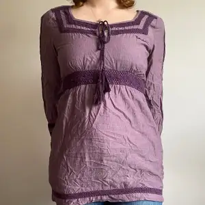 Vacker och unik tröja, med spetsdetaljer, av 100% bomull. I mycket bra skick. Tunn och luftig, perfekt till sommaren!☀️