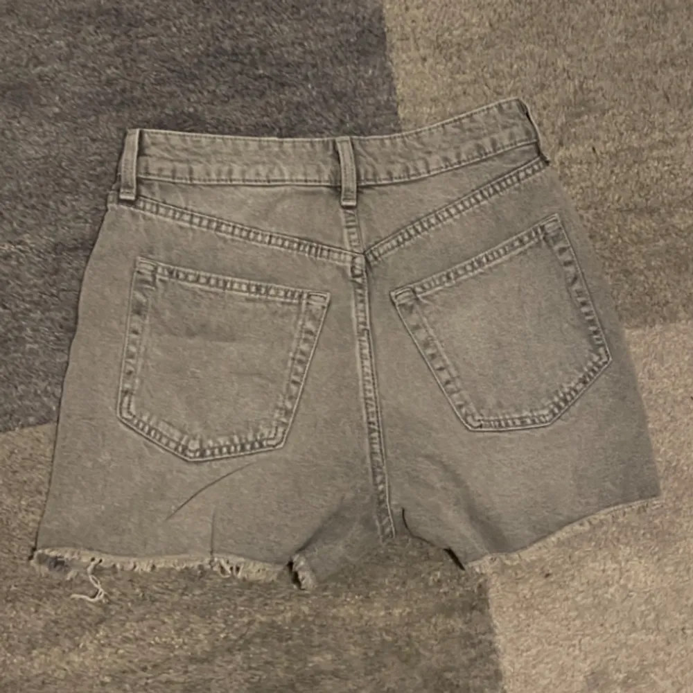 Jeans shorts från hm. Aldrig använda, som nya. Kontakta mig privat vid intresse eller frågor. Shorts.