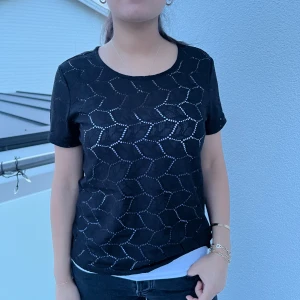 Tröja  - Tröja som är ihålig, linne under tröjan. Skriv för fler bilder eller ifall ni undrar över något💖