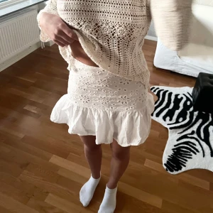Kjol - Säljer denna sjukt fina kjolen med volang. Storlek S. ANVÄND KÖP NU!!❤️❤️