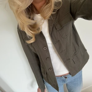 Mörkgrön jacka - Så fin mörkgrön jacka/ militärjacka från märket OLÉ, sparsamt använd 