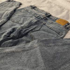 Blåa mom jeans, slim, vet ej vart dom är köpt men märket är stradivarius. Strl. 40. Lite stretch, dragkedja och knapp. Använt max 2 gånger. 