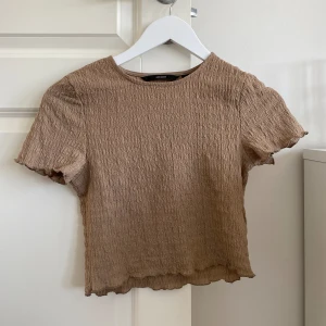 Topp - En söt strukturerad topp ifrån Vero Moda, knappt använd i storlek xs💞