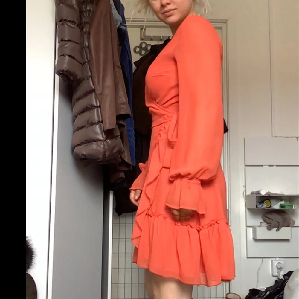 Snygg klänning i orangefärg från Ginatricot i storlek 34, använd fåtal gånger . Klänningar.