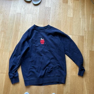 Baby blå dedicatwd sweatshirt med snobben tryck - En mörkblå dedicated sweatshirt av 100% organic cotton med ett stiligt och snyggt snobben tryck på bröstet nypris 1000