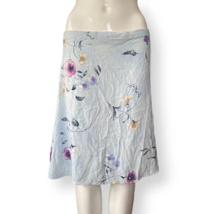 Kjol - Från Felicity, storlek L. MÅTT: Midjemått (räkna det som höftmått för en lågmidjad fit) 42cm & längd 52cm. Finns ingen underkjol så kan vara lite genomskinligt.