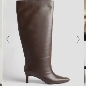 Svarta klackar i äkta läder//aldrig använda  - (OBS notera att dessa säljs exakt i denna modell men i svart) just nu helt slutsålda på hemsidan. Helt som nya, aldrig använda!  Storlek 37, för små för mig men extremt snygga🩷 äkta läder!