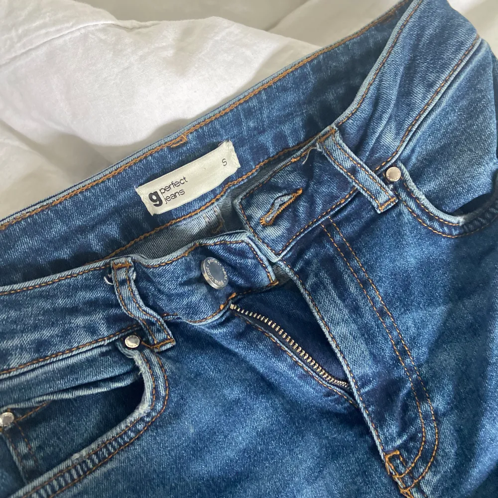 Ett par jätte fina jeans från Gina, en gammal modell i s men dom gamla modellerna är  små i storlek så skulle säga att det är både S-XS. Inga defekter,bara pytte slit nere vid benen men inget man märker av. Hör av dig vid funderingar💗ps tvättas innan. Jeans & Byxor.