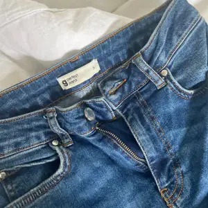 Ett par jätte fina jeans från Gina, en gammal modell i s men dom gamla modellerna är  små i storlek så skulle säga att det är både S-XS. Inga defekter,bara pytte slit nere vid benen men inget man märker av. Hör av dig vid funderingar💗ps tvättas innan