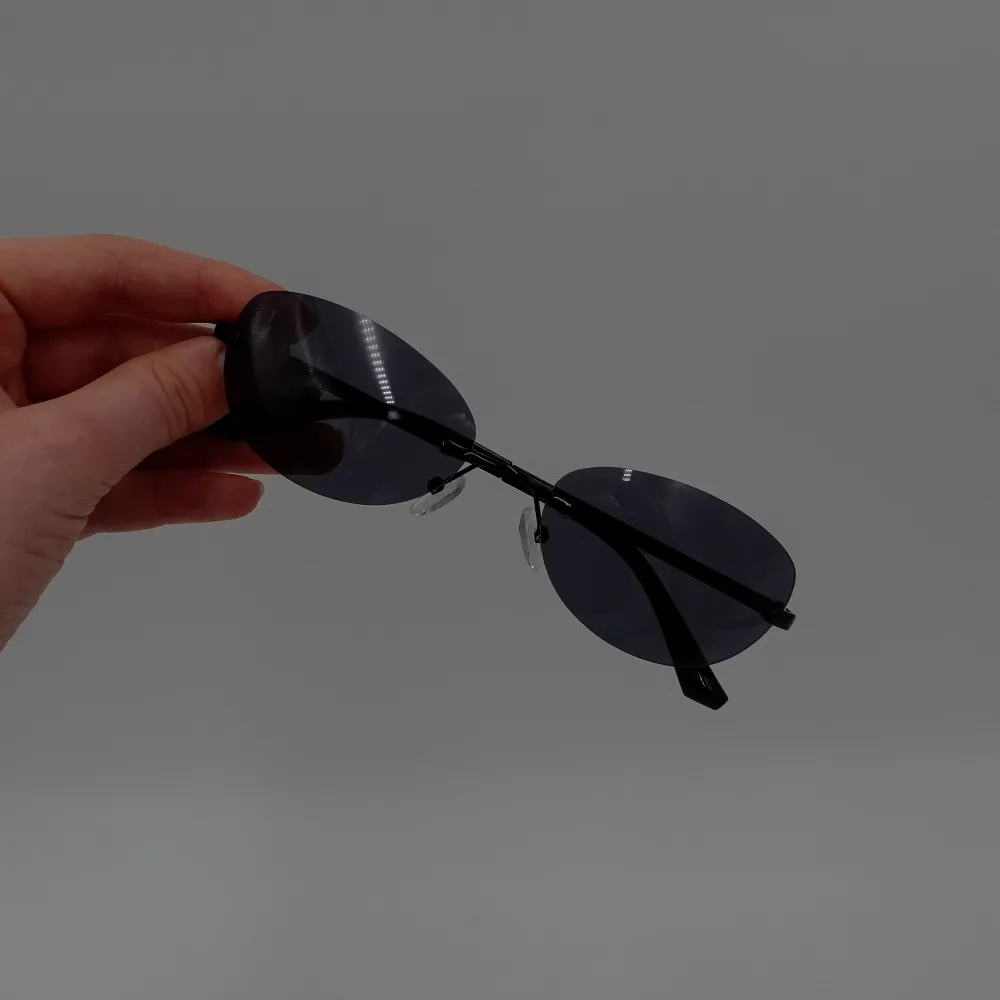 Super snygga och coola solglasögon från THE NÉLOS med fodral!. Accessoarer.