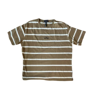 Randig t-shirt - Skick: 8/10! Skriv om du har frågor eller vill se fler bilder 🕸️