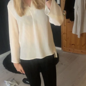Vit blus - Vit i bra skick, köpte den secondhand i toppskick o har aldrig använt den sen dess 