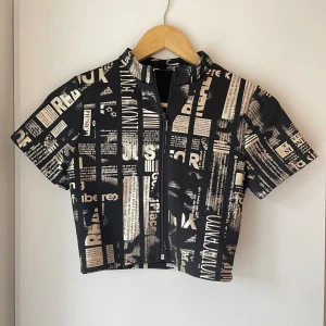 Topp med tryck - Köpt secondhand men helt oanvänd av mig! Gott skick <3