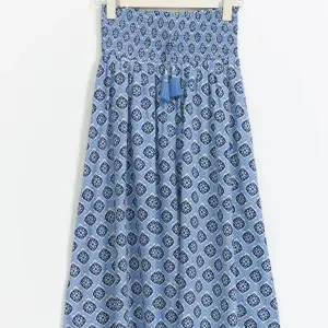 Säljer min blå mönstrade Gina Young kjol i nyskick med lappen kvar eftersom jag hittade en annan och inte hann lämna tillbaka den💕 skriv om ni har frågor eller vill ha fler bilder!