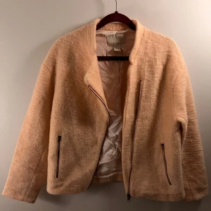 Aprikosfärgad ylle/mohair jacka från hm - I bra skick!
