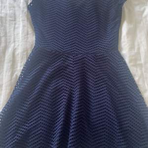 säljer denna jättegulliga marinblå klänningen från Cubus! 💘 skulle säga att den är lite större i storleken. Säljer då den har blivit för liten💘 kontakta mej vid fler bilder eller innan köp🩷 köp gärna via köp nu men kontakta innan💘 går att pruta :)