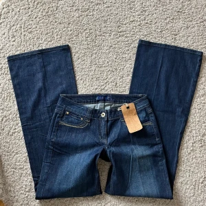 Lågmidjade vintage jeans  - Så snygga lågmidjade vida jeans!!🕺🏼Midjemått rakt över: 38cm.  Innebenslängd: 87cm.  Benbredd: 29cm Har inga bilder med dom på! 