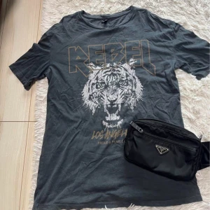 VERO MODA OVERSIZED T-SHIRT - Washed grå t-shirt.  Endast använd ett fåtal gånger  överdimensionerad passform  XS   Bomull:  100 %