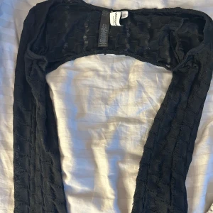 Bolero - Svart bolero från Collusion (asos). Aldrig använd. Liten i storlek (tog för att ha långa ärmar)