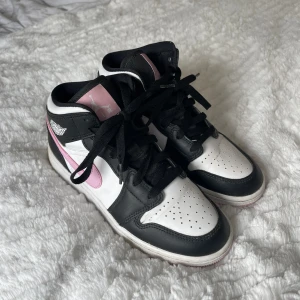 Jordan 1 Light arctic pink mid  - Använda men välvårdade och superfint skick! Inköpspris 3999:-.   Skickar snabbt 🦋
