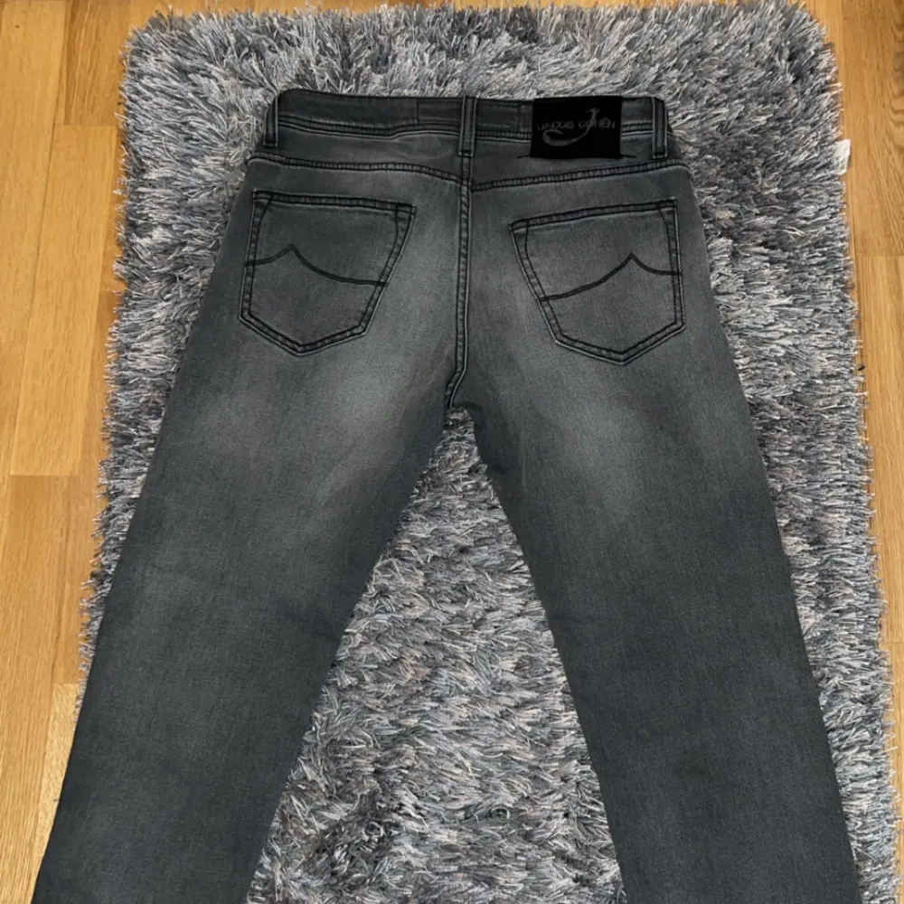 Tjena! Säljer nu mina riktigt snygga jacob cohen jeans. Nypris på 4999kr! Hör av er vid frågor & funderingar🤝 Priset är ej fast!. Jeans & Byxor.