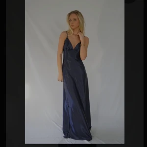 Slutsåld klänning från By- Stina - Superfin balklänning som endast är provad.☀️Säljer då jag köpte samma klänning i olika storlekar💕 