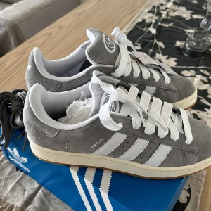 Campus 00 - Säljer ett par helt nya campus 00 Storlek 44 2/3 Kvitto, box och tagg medföljer 