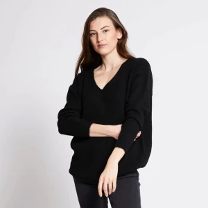 Svart stickad tröja  - Stickad tröja med v ringning 