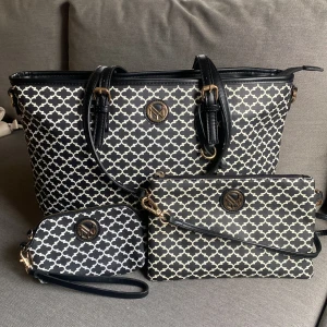 3 set väskor - Tre väskor från NYPD.  En stor handväska. En mindre crossover. En liten pouch. Säljes som set. Är använt men fint skick. 