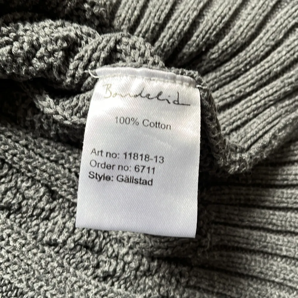 Hej! Säljer en snygg kabelstickad crewneck tröja från märket bondelid! Tröjan är i använt skick utan defekter😁tröjan passar både benäts eller män. Gjord på 100% bomull. Nypris 700kr. Kontakta gärna vid intresse 😊mvh . Stickat.