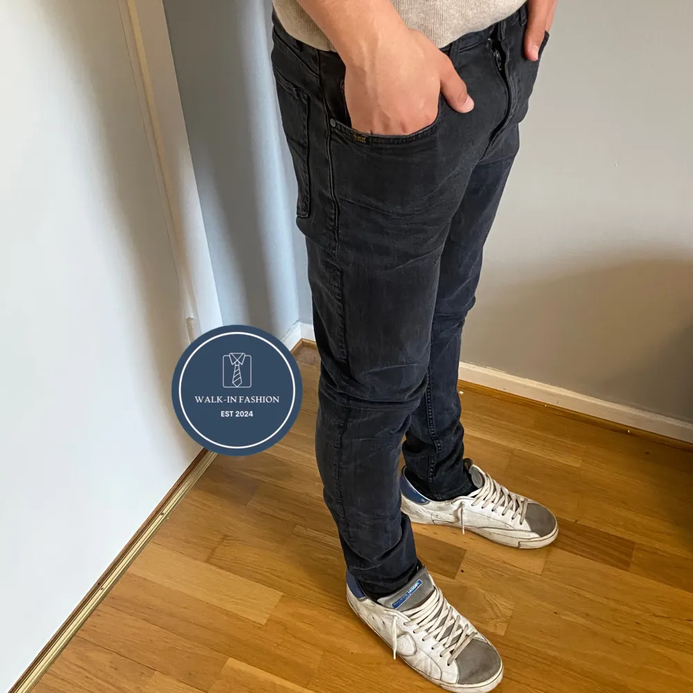 Sjukt feta Tiger of Sweden jeans inne nu | Evolve | storlek 31/32 | Passar mig på bilden som är 176cm lång, väger 65kg. Rekommenderar till en längre | Snygg tvätt på jeansen | Verkligen i super fint skick | Nypris 1700kr, vårat 449kr//Walk-in Fashion. Jeans & Byxor.