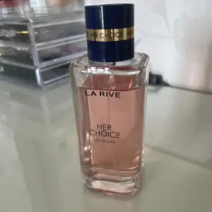 Säljer denna parfym från LA RIVE som är en dupe på My Way parfymen. Använder den aldrig längre därför jag säljer den💕kontakta mig om ni undrar något