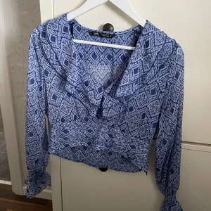 Zara blus  - Använd 1 gång så den är i nyskick