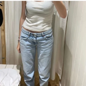Gina low waist jeans - Säljer mina lågmidjade straight jeans från gina då dom inte kommer till användning! Nypris: 499kr 🩵