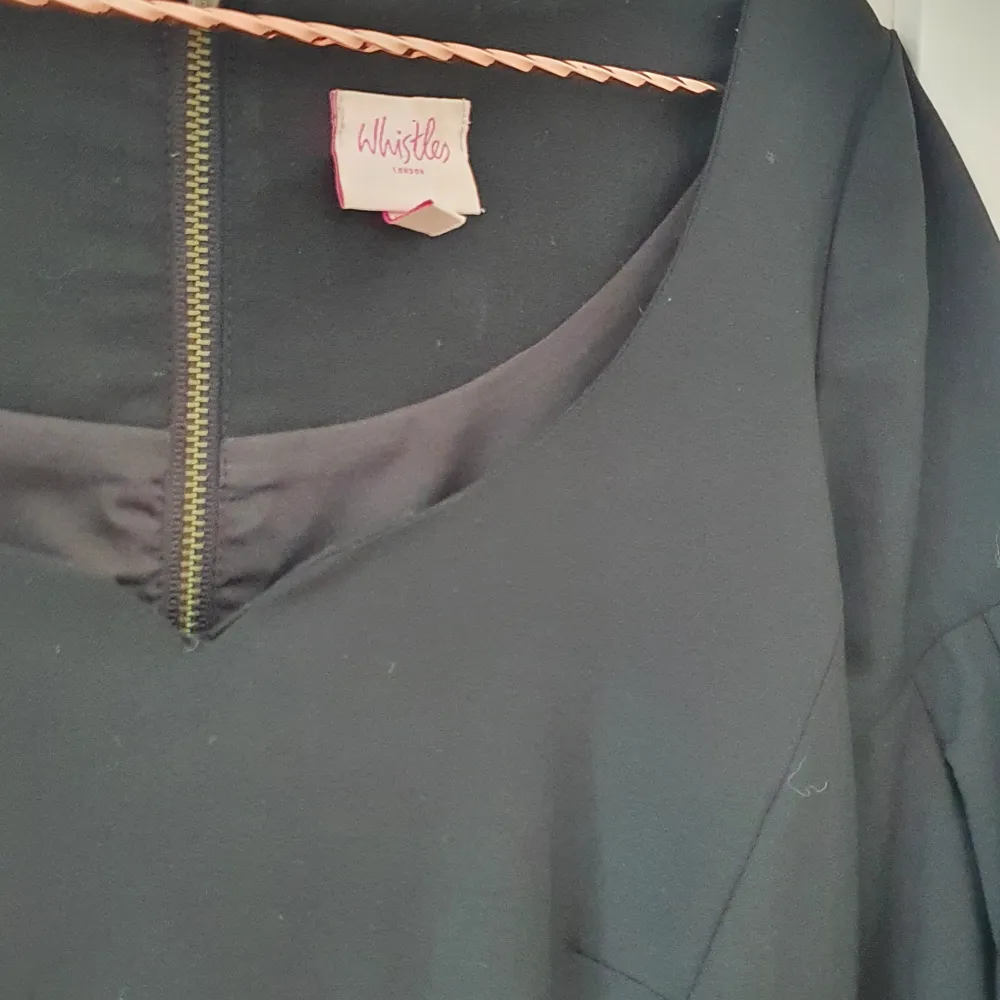 Superfin tajt svart klänning med puffärmar. Märket är Whistler och är köpt i London💕💕Storlek 36, säljer för att den är för liten. Skriv för fler frågor! . Klänningar.