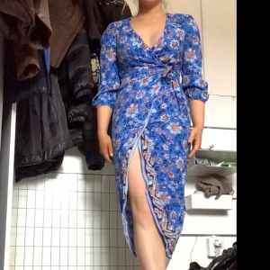 Snygg klänning från Zara - Fin klänning från Zara med knyte på sidan och lite slits. Strl xS, i använt skick 