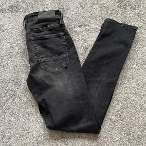 Slim fit Jack & Jones jeans i svart storlek w29 l32