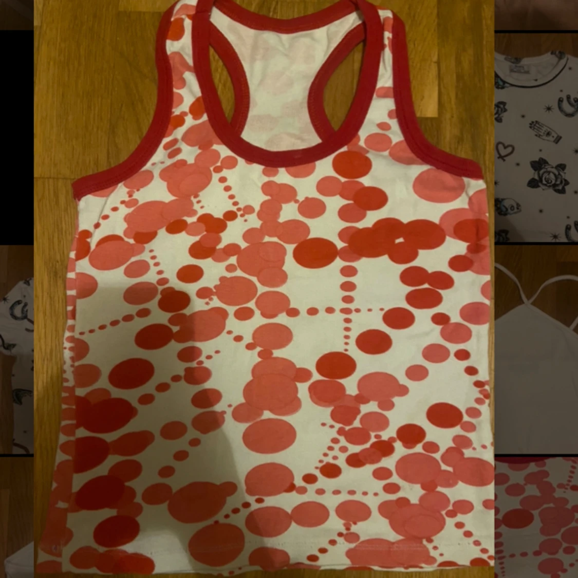 Vit linne med röda prickar - 90