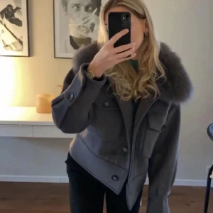 Meotine jacka - Säljer denna jätte fina Meotine jacka! I super fint skick. Köpte här på plick och bilderna är ifrån förra säljaren. Säljer då den inte riktigt är min stil. Prioriterar snabb affär! Pälsen går att ta av. Postar eller möts upp i Stockholm. 💕