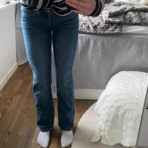 Mörkblåa vida jeans. Modell ”Low rider” från lager157. Dom är lite för små för mig😅 Använd MAX 2 gånger😄