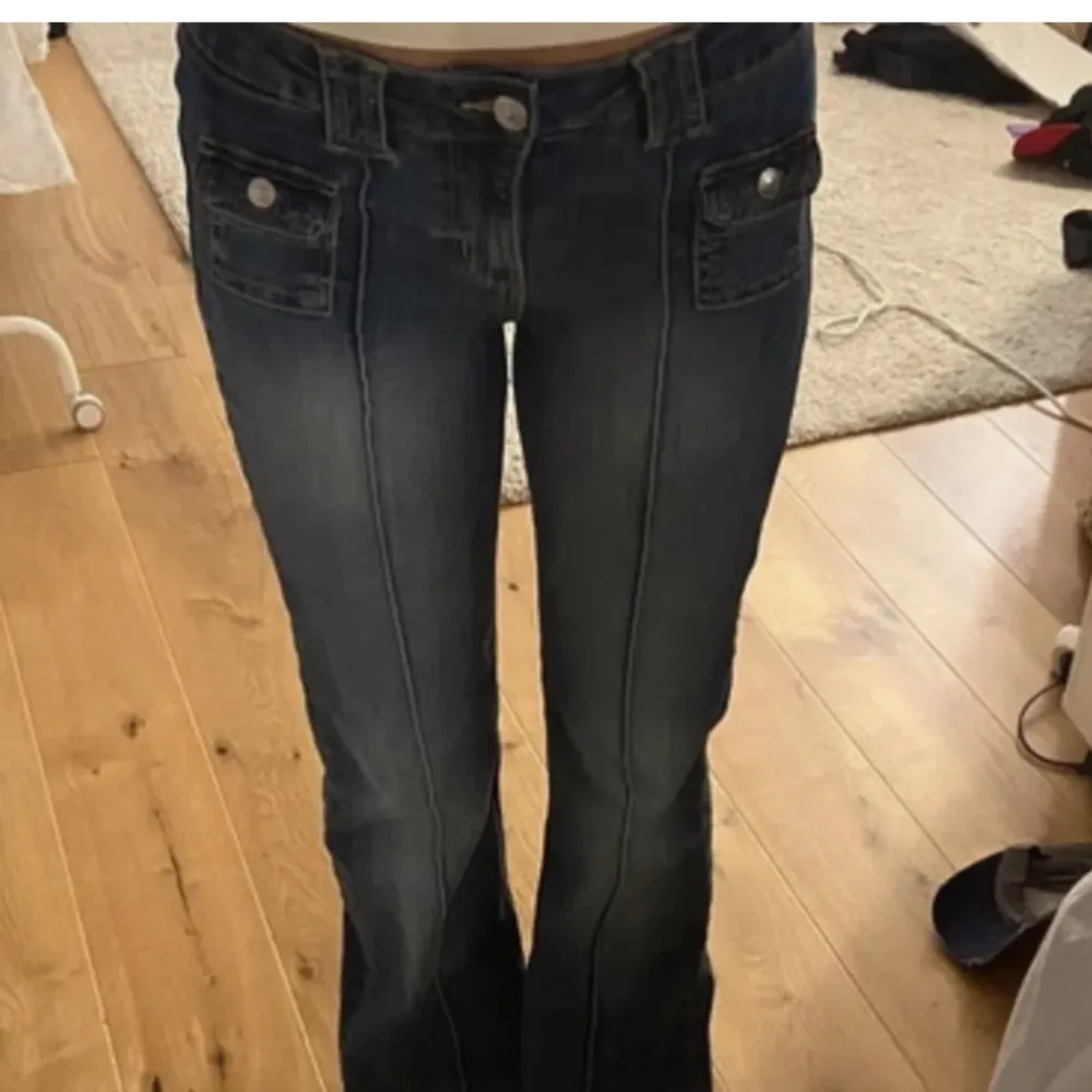 Säljer dessa skitsnygga jeans! I bra skick men kommer tyvärr inte till användning!💕. Jeans & Byxor.