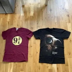 Säljer 2 T-shirts med Harry Potter motiv. En med 9 3/4 motiv och en med Dobby. Båda är använda ett fåtal gånger och är i gott skick. Säljer för 30 kr styck.