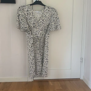 Klänning - SUPER snygg klänning ifrån primark. Använd max 2-3 gr. Går att justera i storlek då där är band som man knyter så man kan själv välja om man vill ha mer åtsittande eller slapp form på klänningen. Strl m men skulle säga s-m. Nypris var ca 250kr