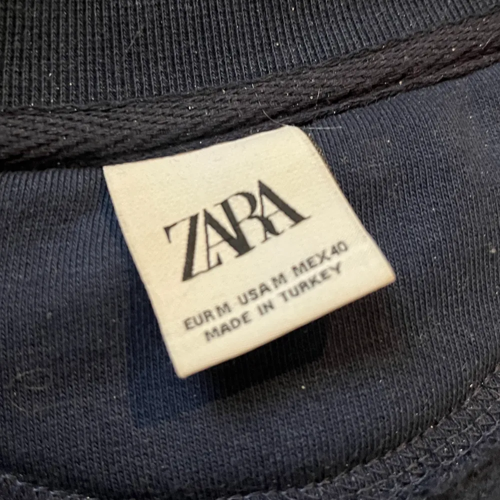 Halfzip från Zara i toppskick, endast använd ett fåtal gånger! Storlek M. Tröjor & Koftor.