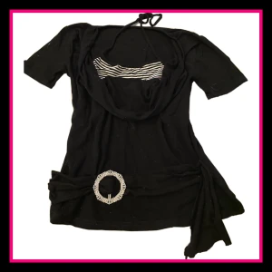 2000’s topp🩷 - Jag säljer denna superfina tröja då den inte riktigt används. Fint skick! Skriv gärna vid frågor eller fler bilder!💗